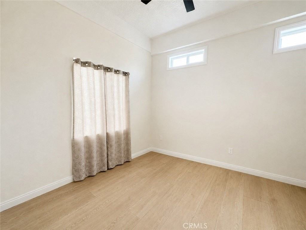19520 Hart St - Photo 4 of 8