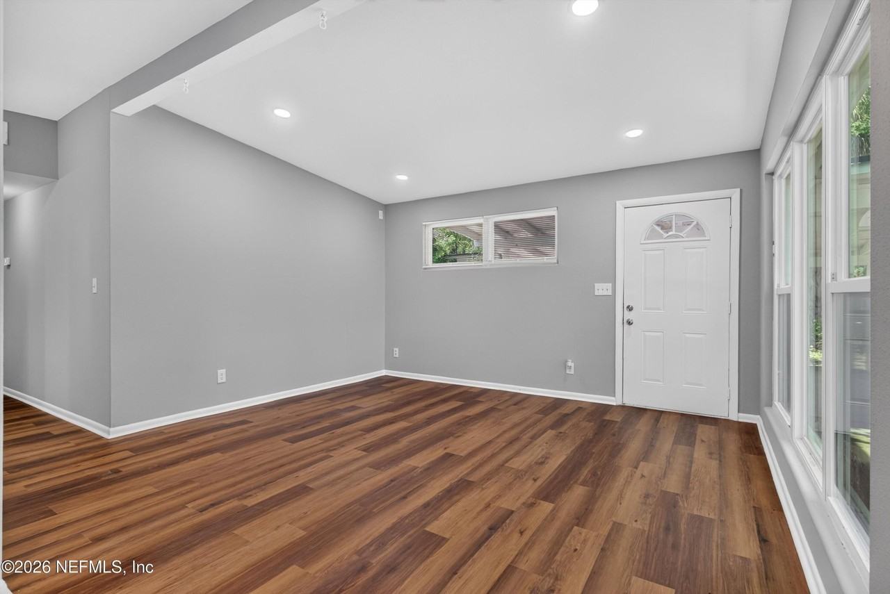 1928 Montmarte Dr - Photo 7 of 26