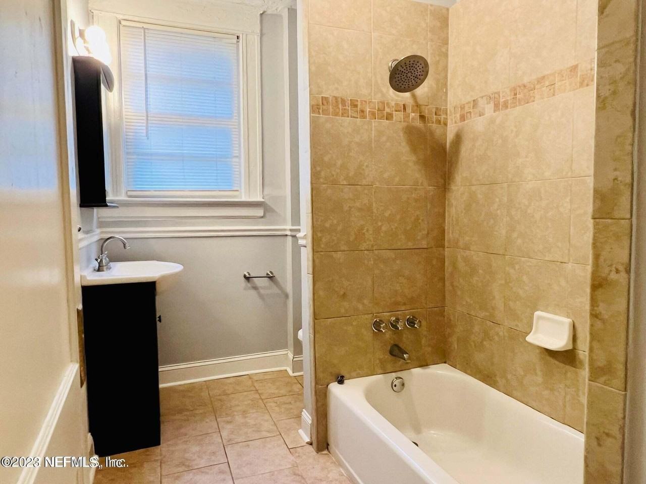 2302 College St - Photo 4 of 19