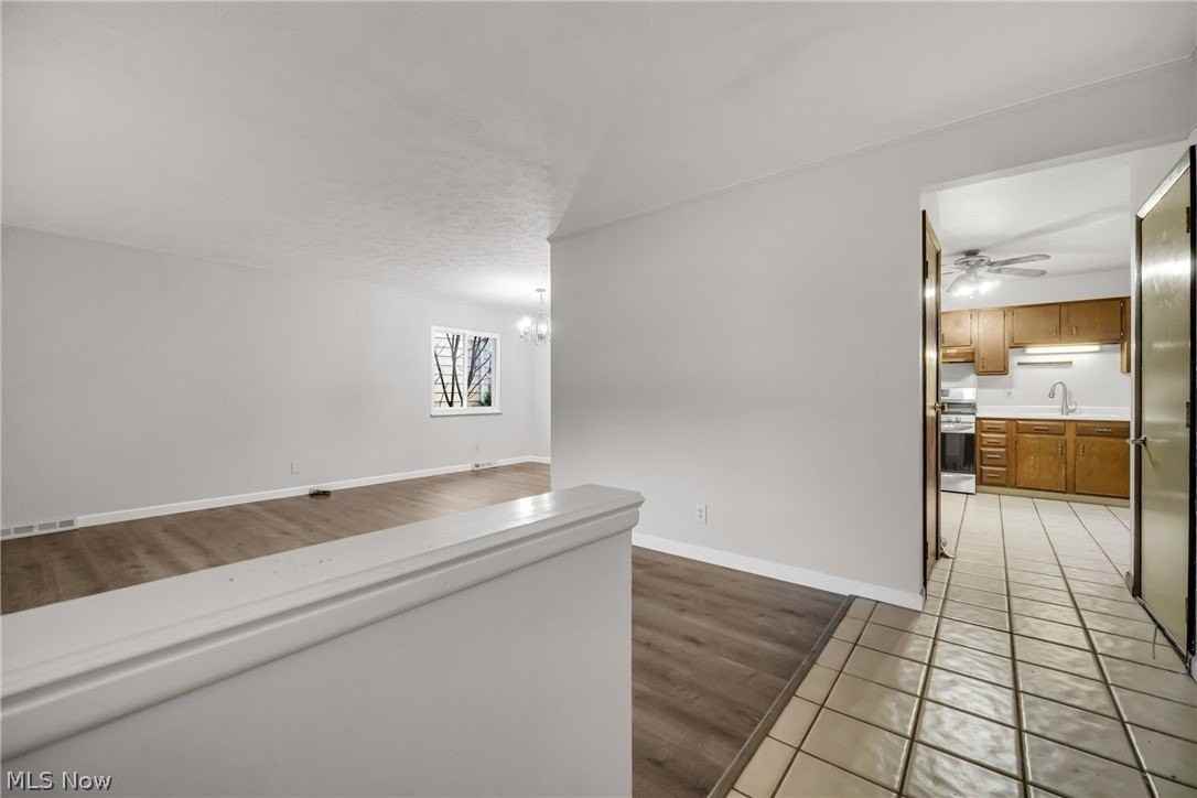 15067 Rochelle Dr - Photo 3 of 31