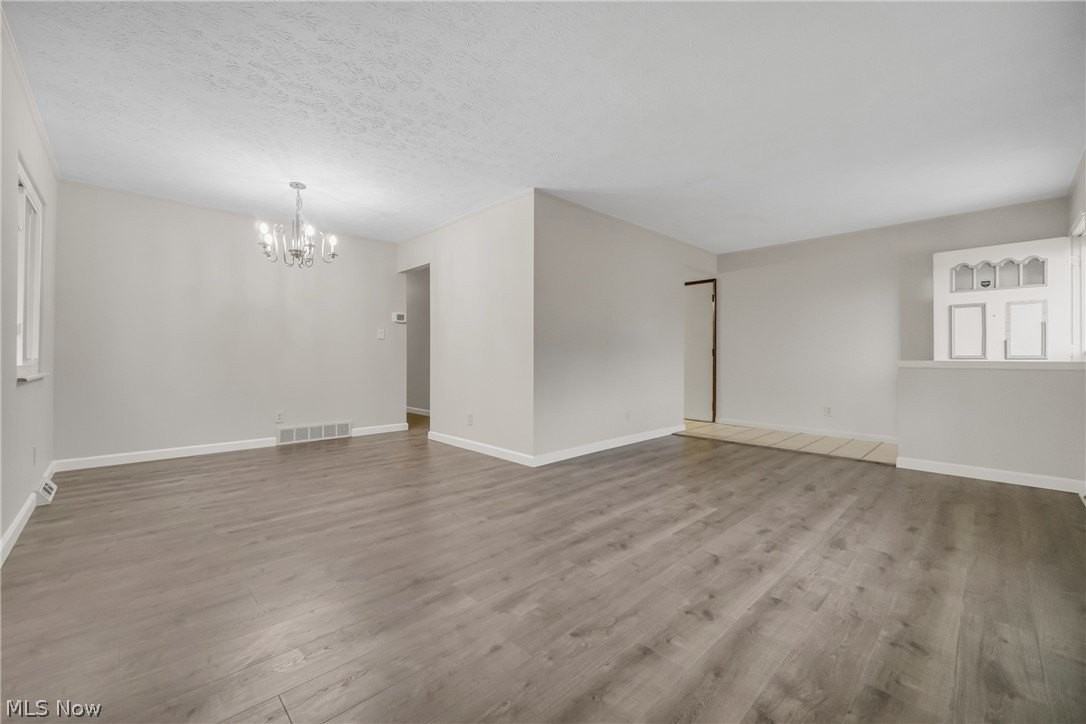 15067 Rochelle Dr - Photo 5 of 31
