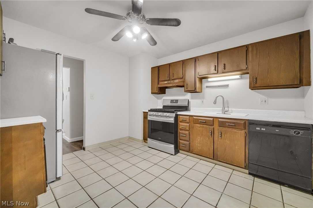 15067 Rochelle Dr - Photo 6 of 31