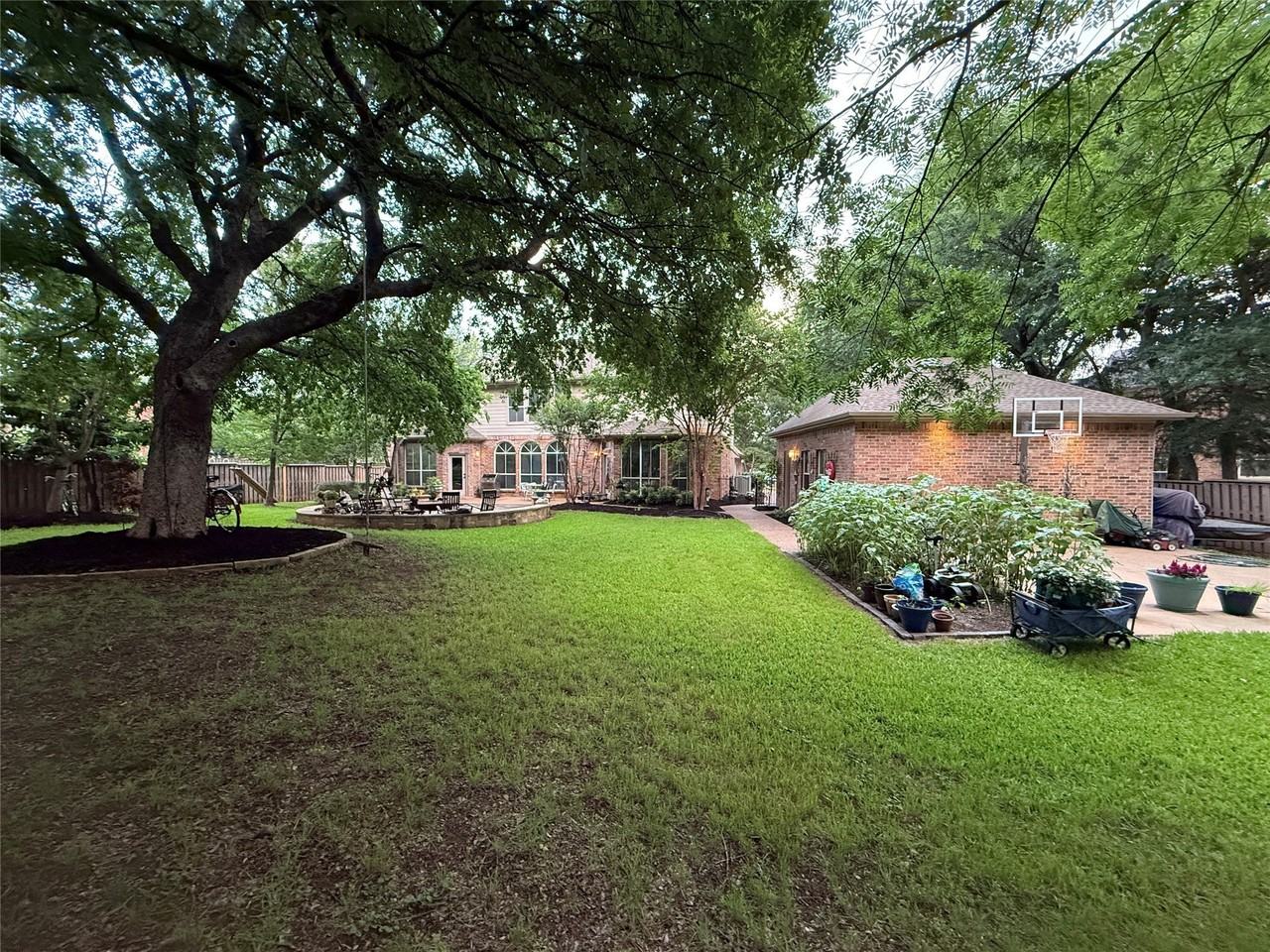 408 Parkwood Ct - Photo 2 of 4