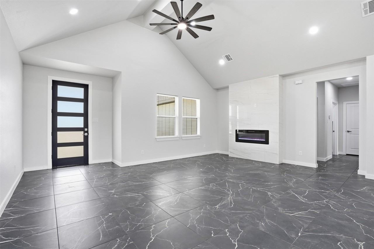 544 Highview Ct - Photo 4 of 30