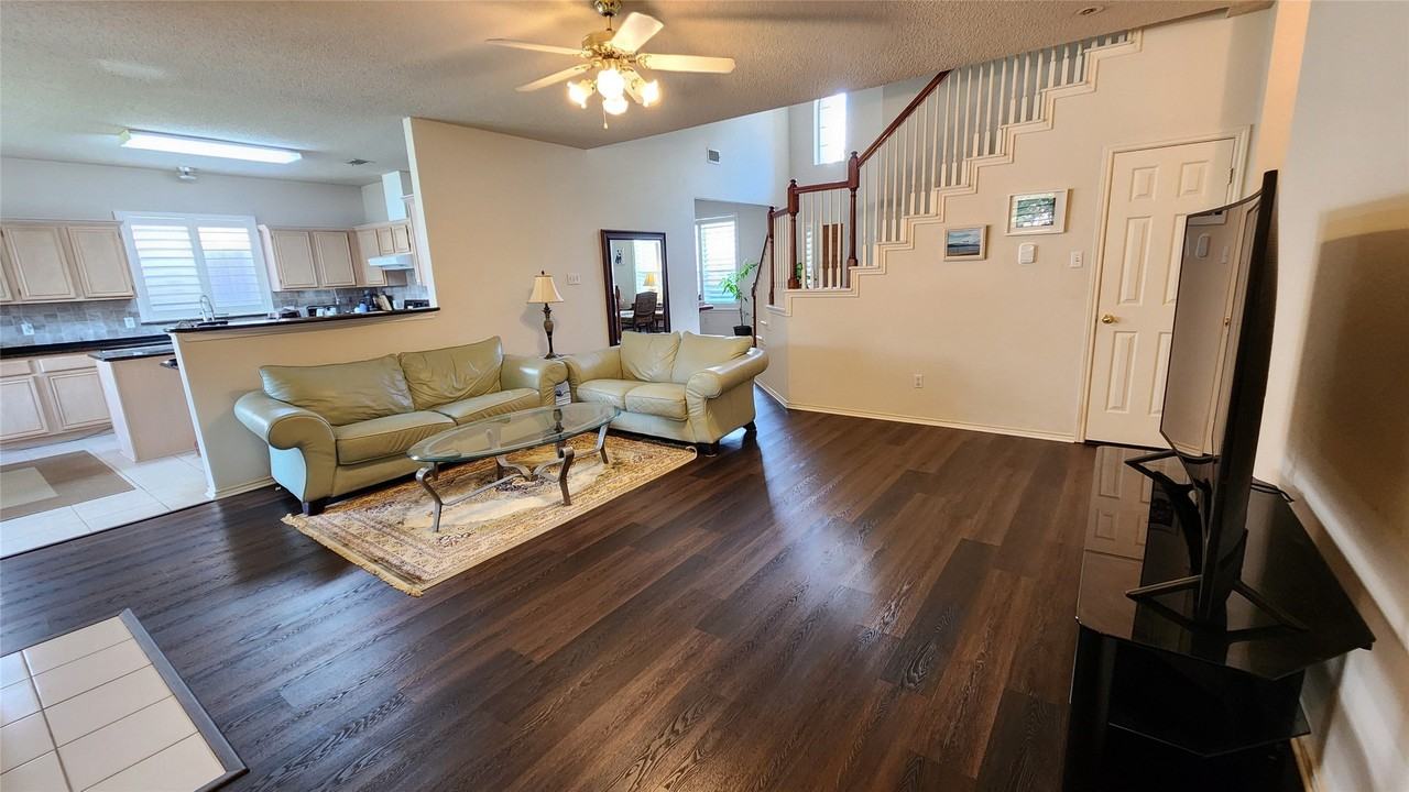 1381 Wentworth Dr - Photo 3 of 19