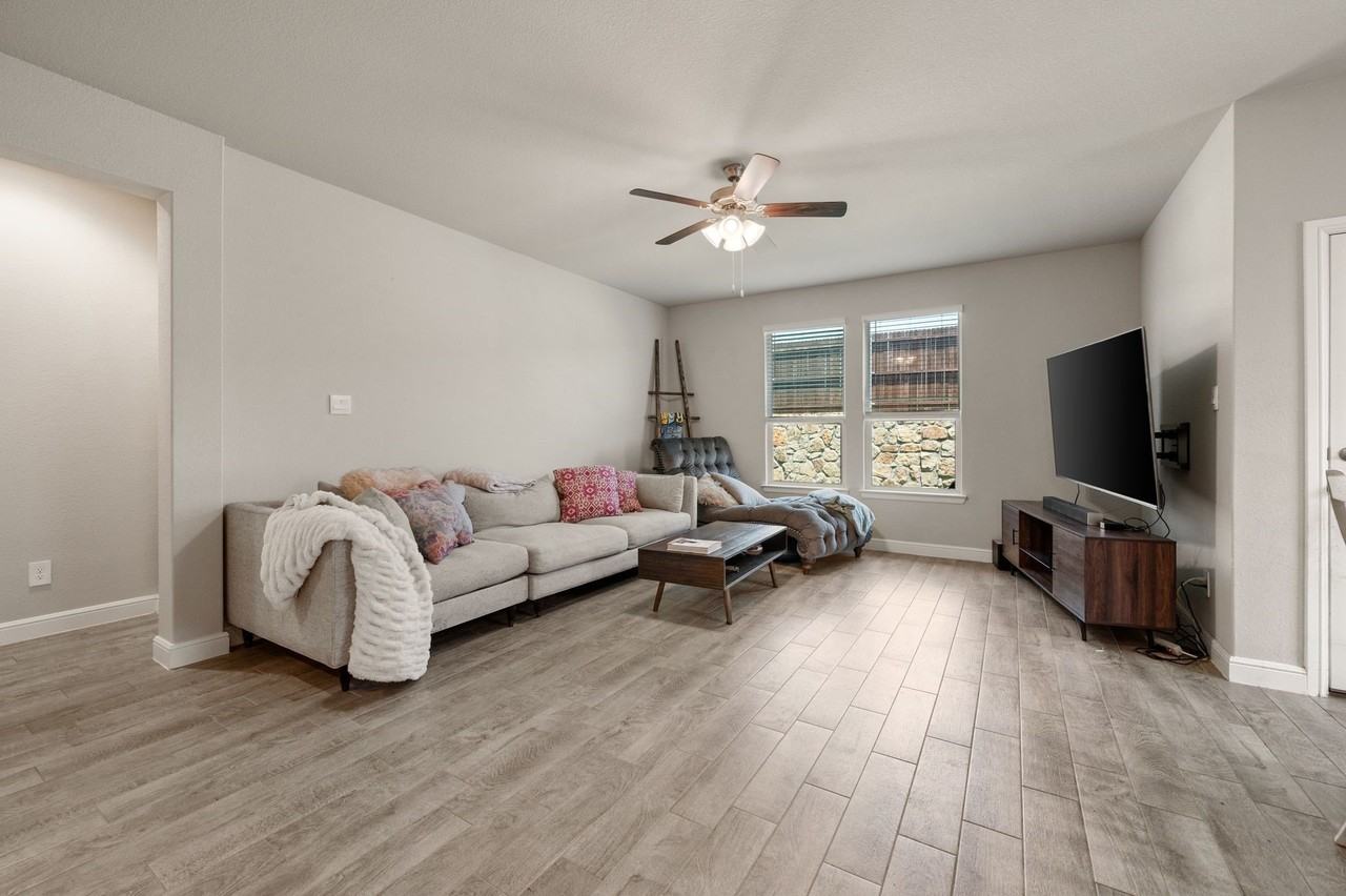 1217 Southwark Dr - Photo 5 of 29
