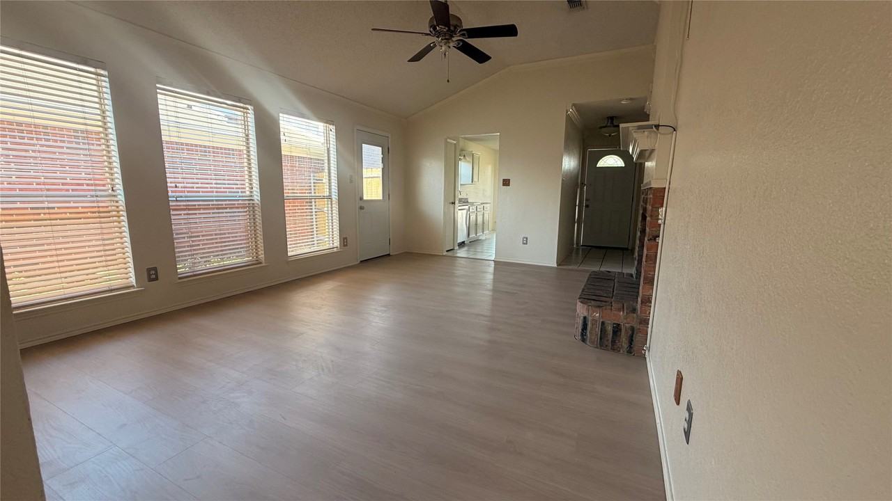 6206 Tidewater Dr - Photo 4 of 14