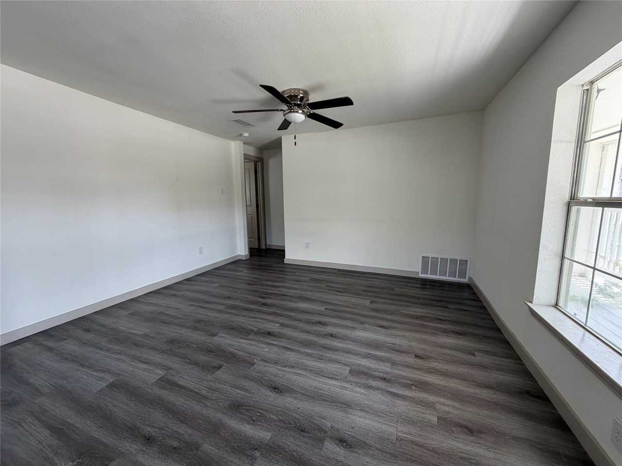 605 N Pine St - Photo 3 of 17