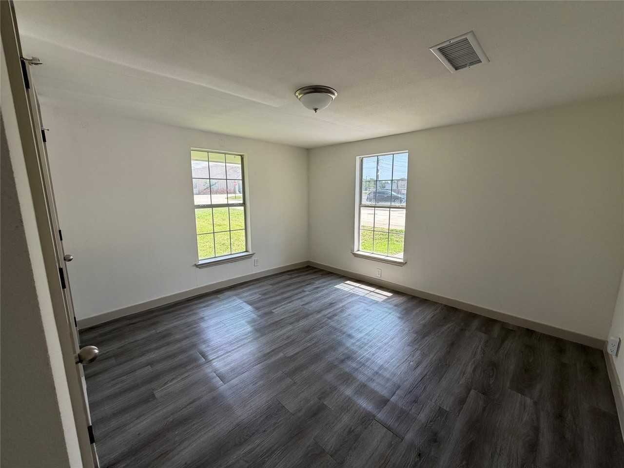 605 N Pine St - Photo 7 of 17