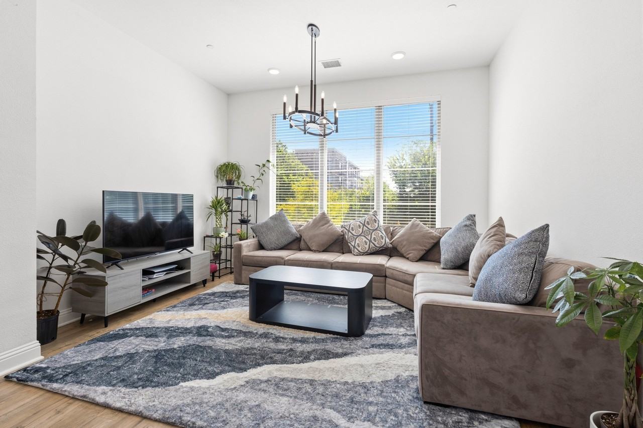 2532 Campden Mews - Photo 2 of 24