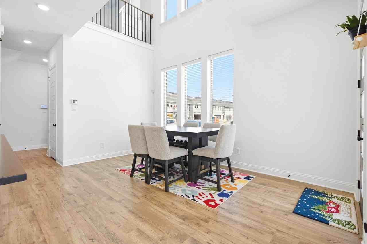 2532 Campden Mews - Photo 3 of 24