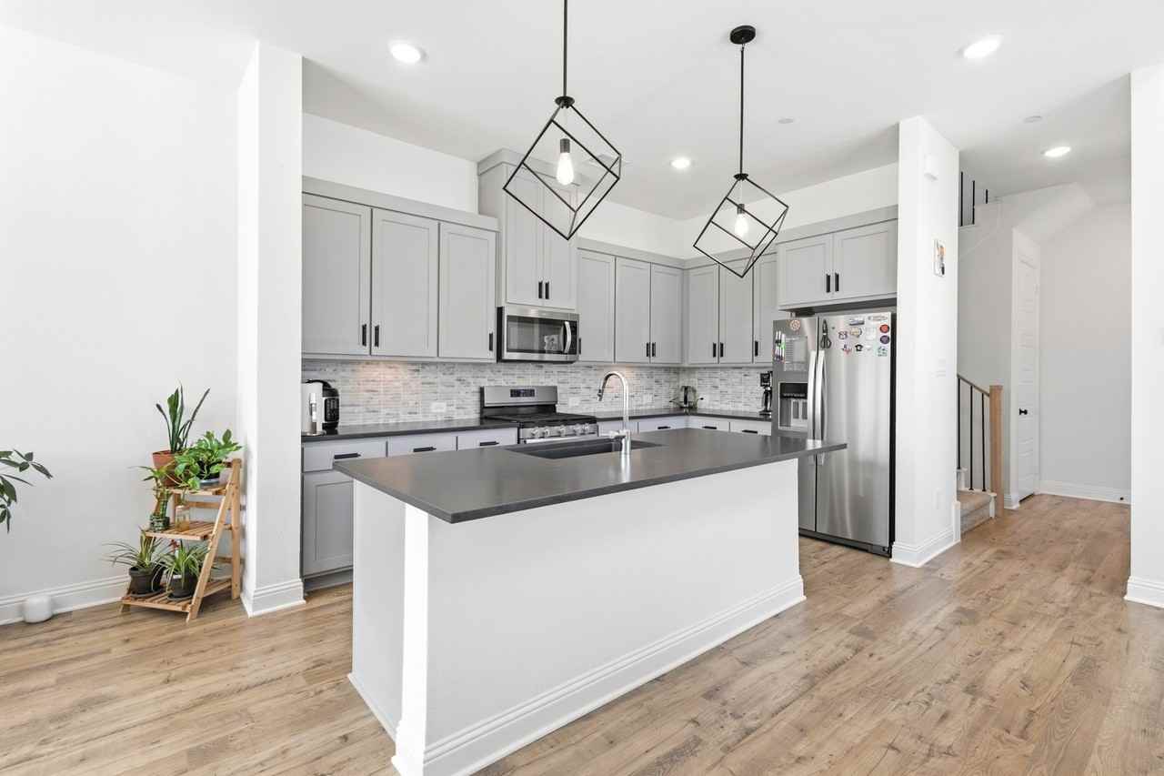 2532 Campden Mews - Photo 4 of 24