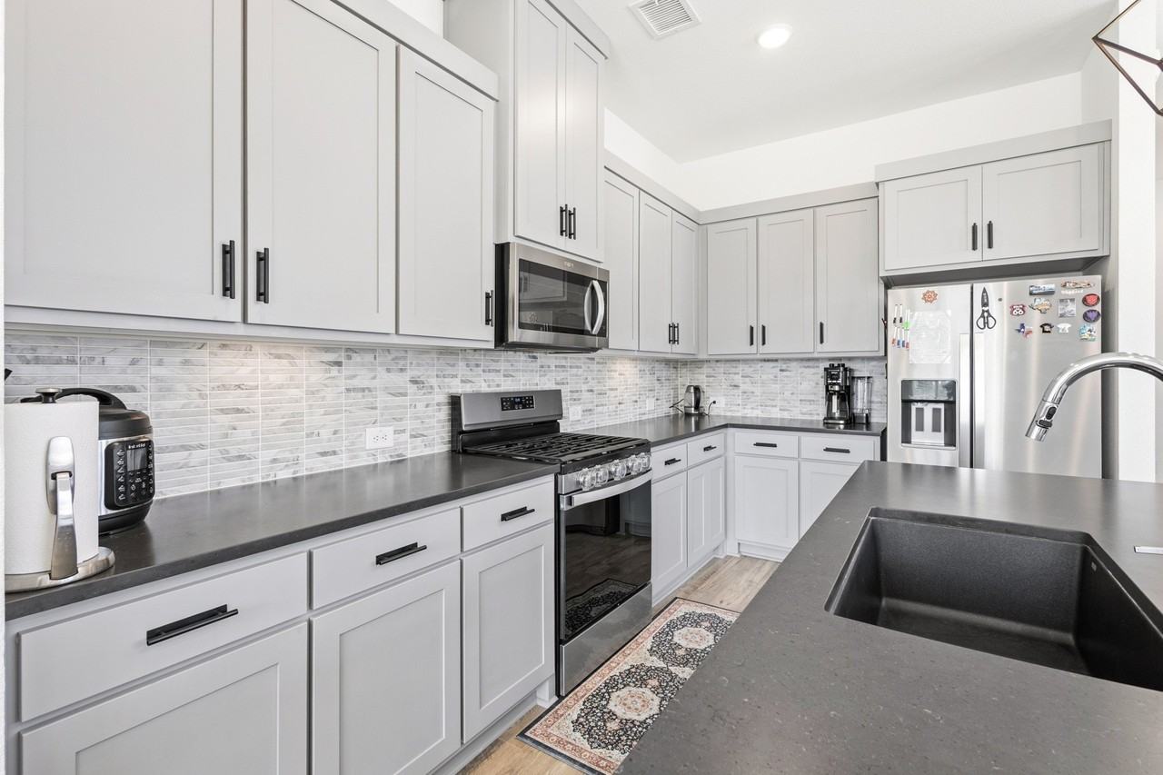 2532 Campden Mews - Photo 5 of 24