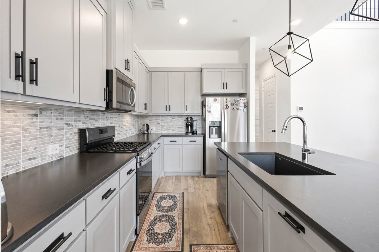 2532 Campden Mews - Photo 6 of 24