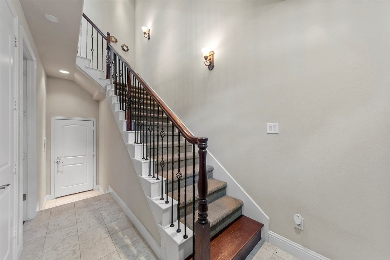 5709 Lois Ln - Photo 4 of 37