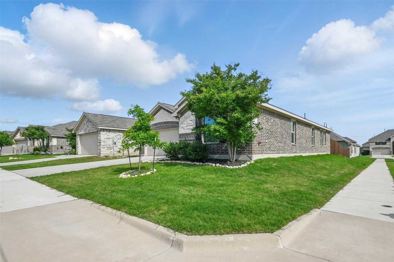 837 Amberwood Ct - Photo 3 of 40