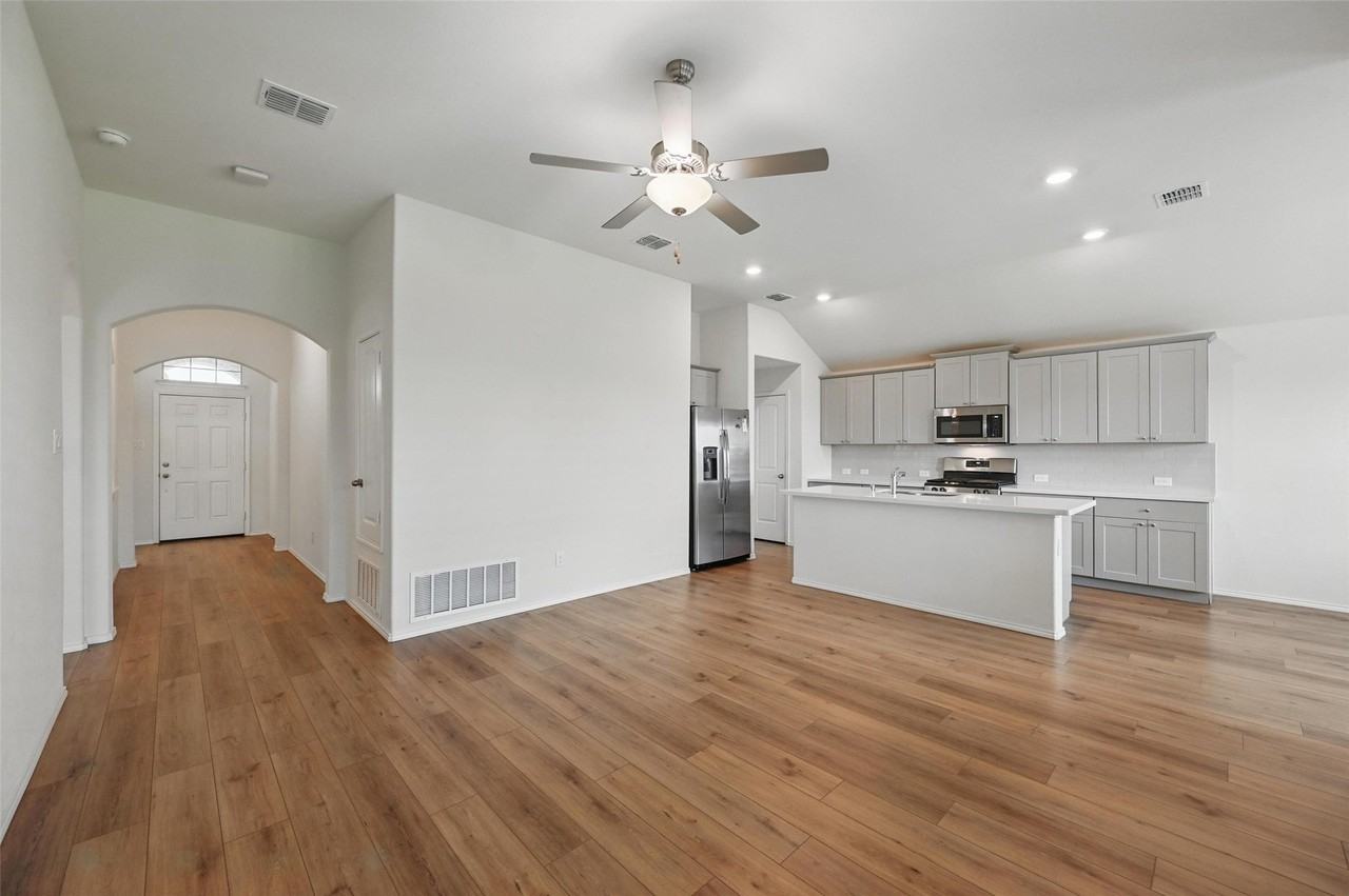 837 Amberwood Ct - Photo 6 of 40