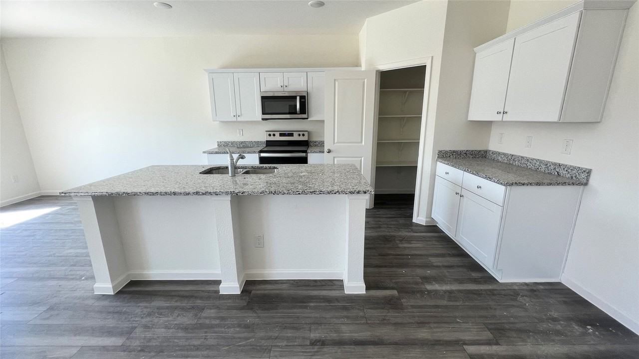 10320 Holycross Ln - Photo 4 of 19