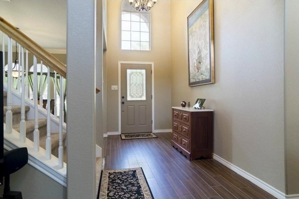 213 Longview Ct - Photo 2 of 40