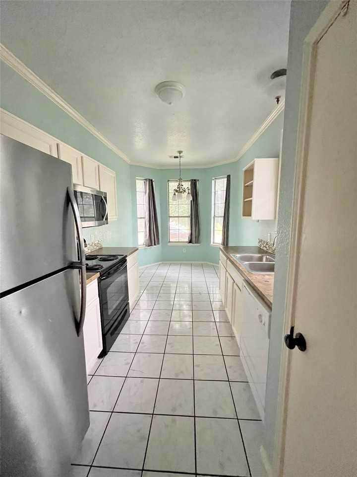 2809 Newport Ave - Photo 4 of 14