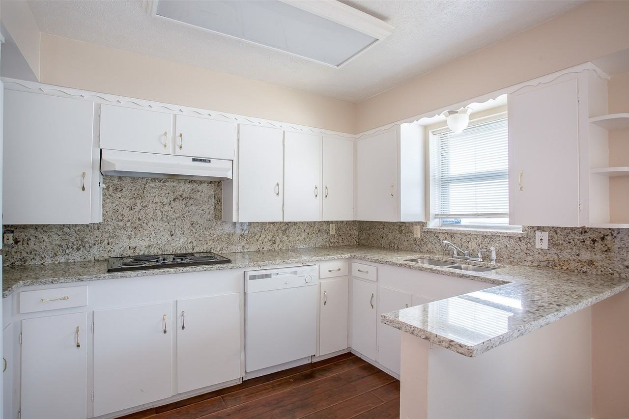 7010 Kingsbury Dr - Photo 4 of 16