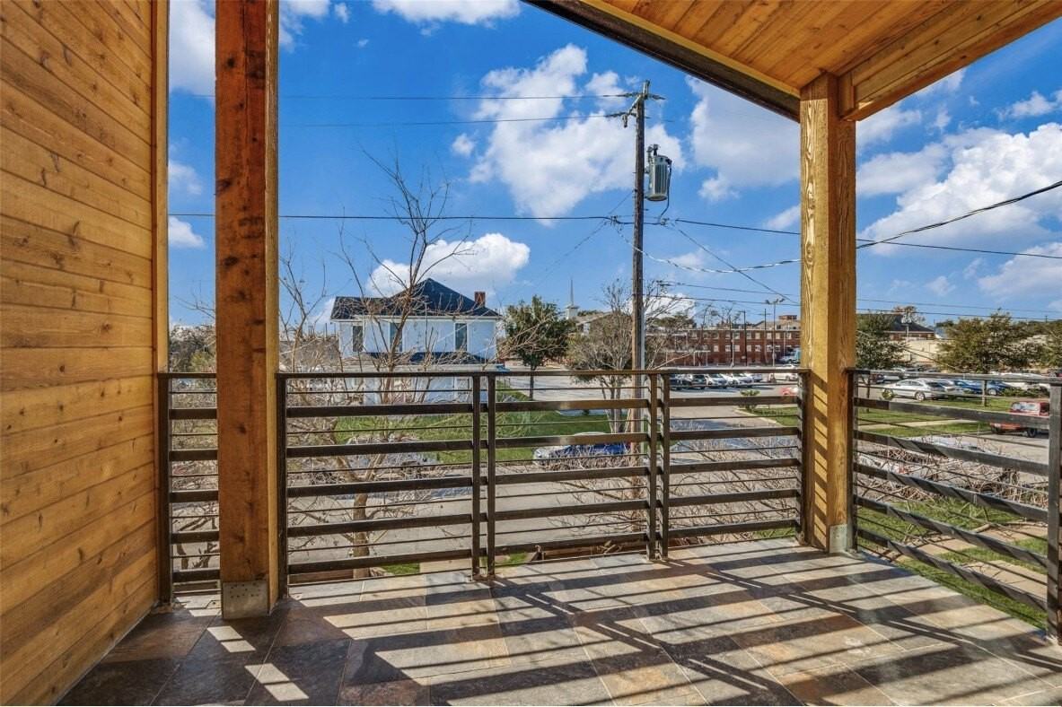 805 W 9th St - Photo 4 of 16