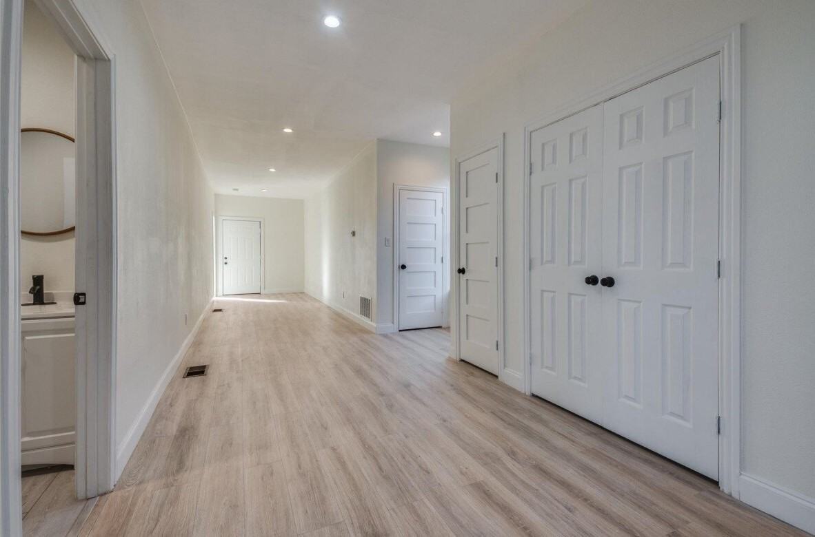805 W 9th St - Photo 6 of 16