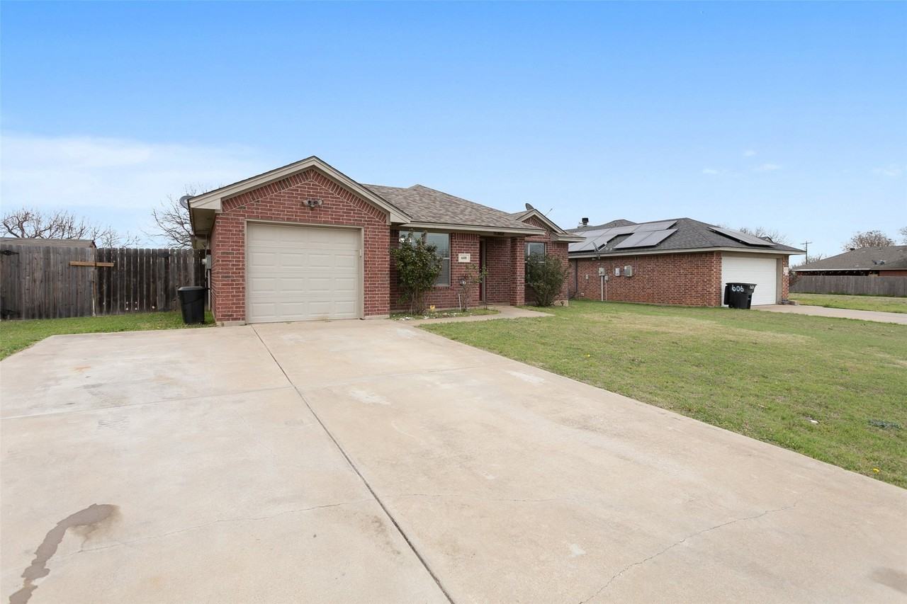 608 Mesquite Dr - Photo 3 of 26