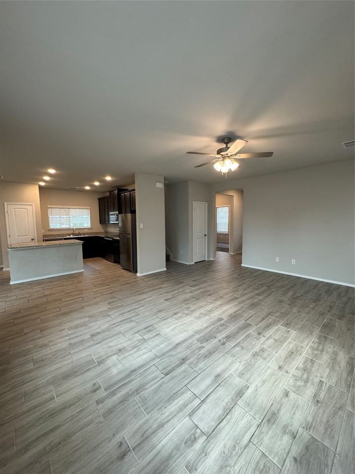 6033 Seguin Ct - Photo 3 of 24