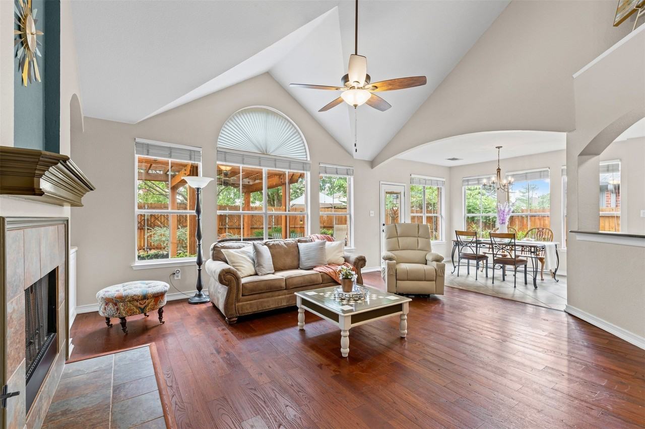 1475 Applewood Dr - Photo 4 of 33