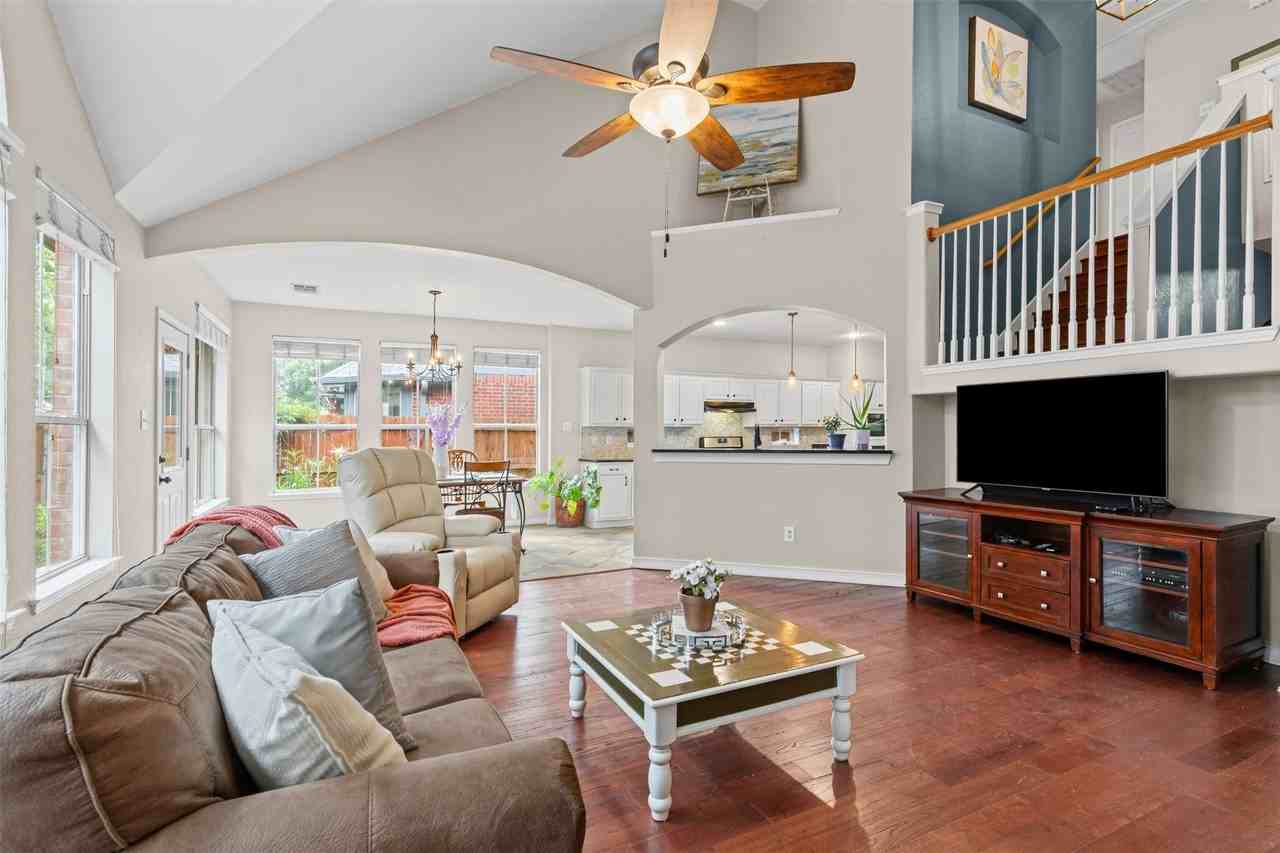 1475 Applewood Dr - Photo 5 of 33