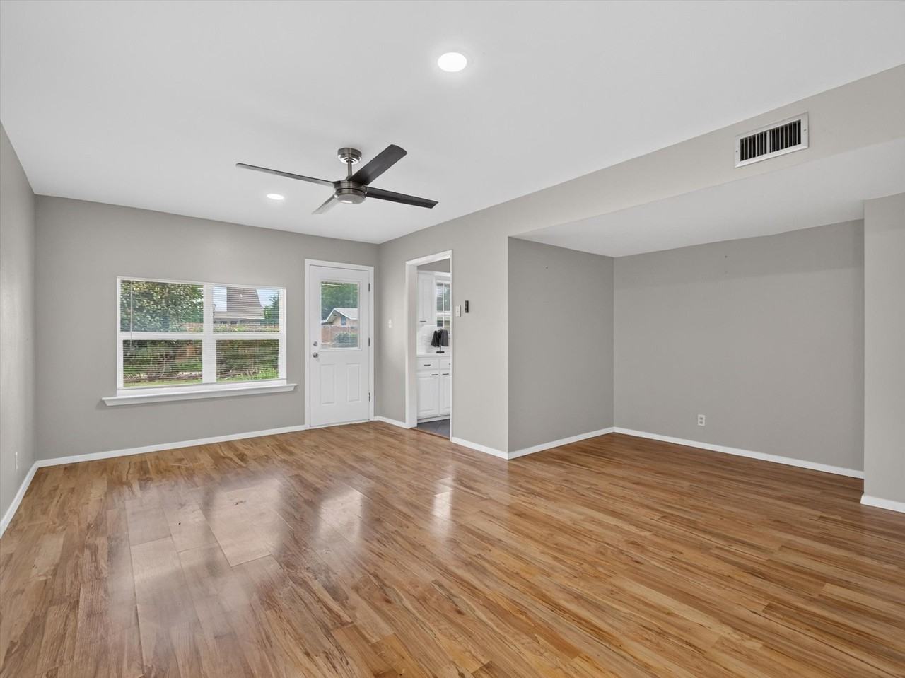 833 Brentwood Ln - Photo 3 of 22