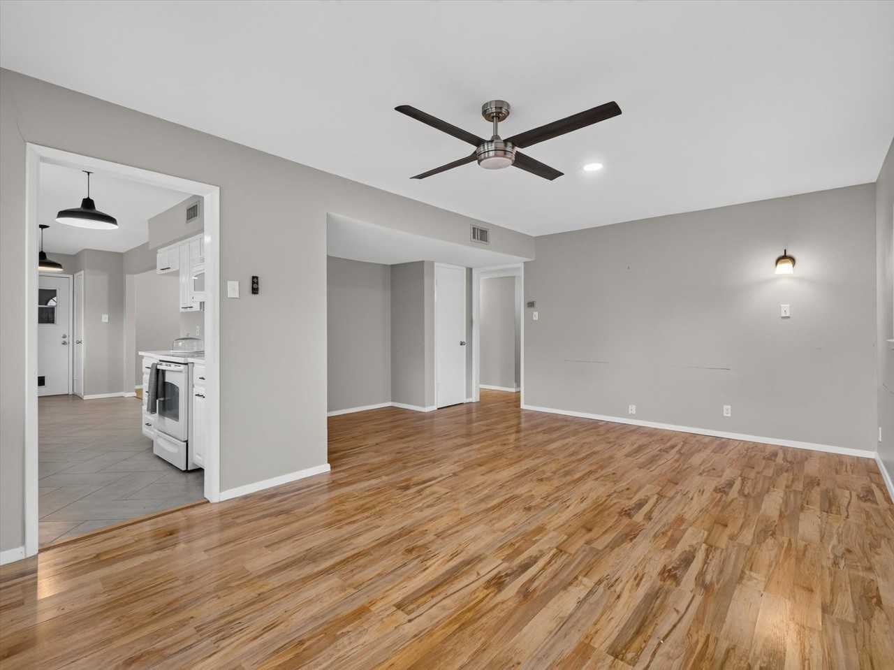 833 Brentwood Ln - Photo 4 of 22
