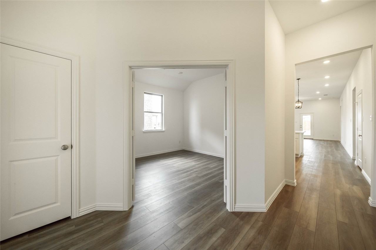 503 Virginia Way - Photo 2 of 34