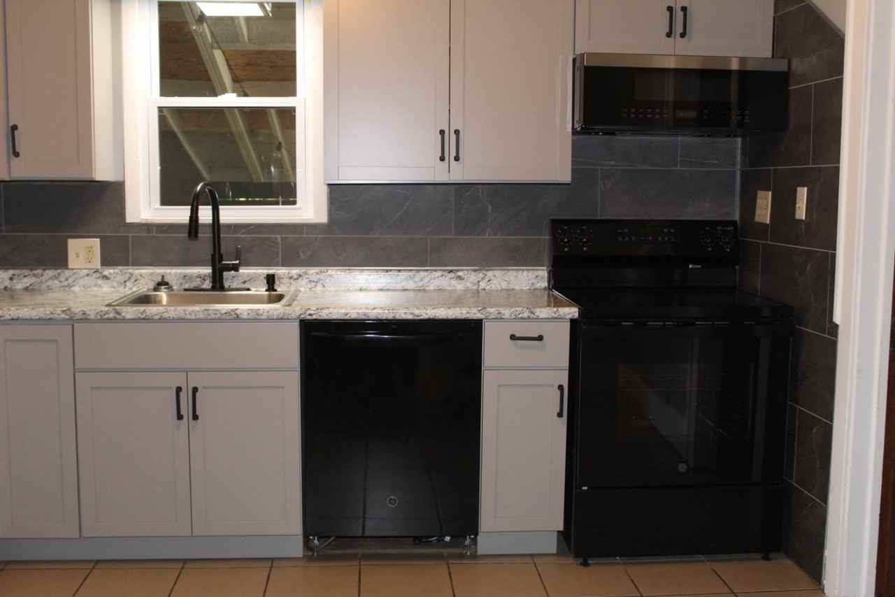 439 7th St - Photo 4 of 13