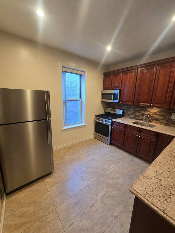 5806 43rd Ave #2 - Photo 3 of 5