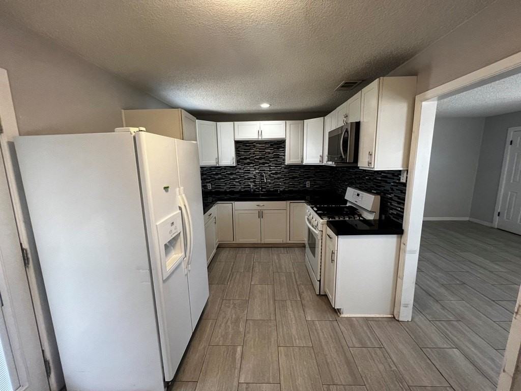 1409 E 38th St - Photo 4 of 11