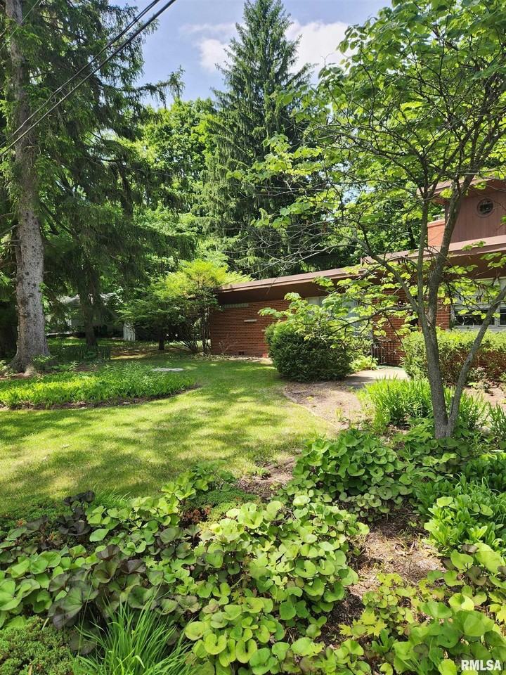 151 W Detweiller Dr - Photo 2 of 3