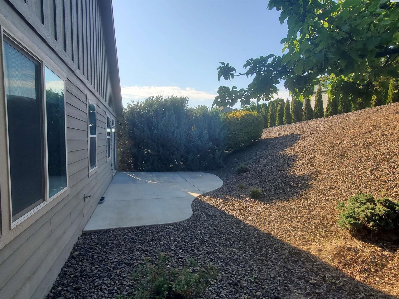 513 Jordan Ln - Photo 2 of 17