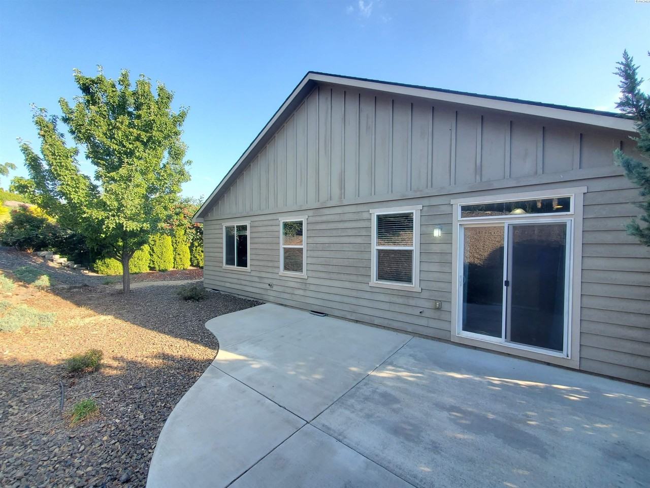 513 Jordan Ln - Photo 3 of 17