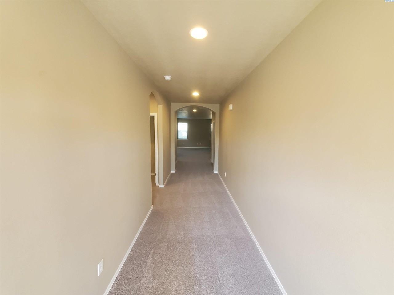 513 Jordan Ln - Photo 4 of 17