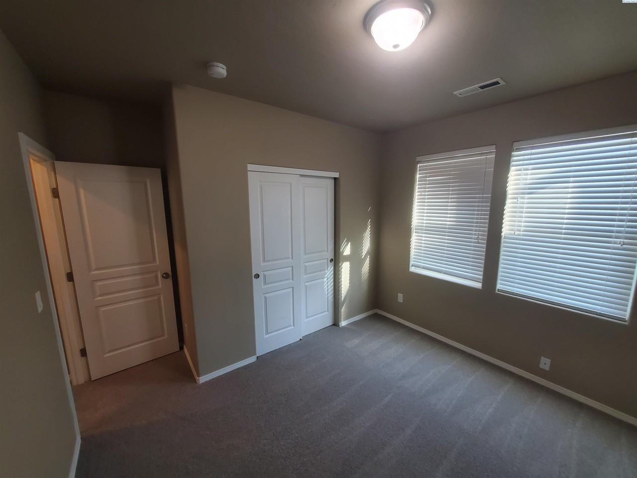 513 Jordan Ln - Photo 6 of 17