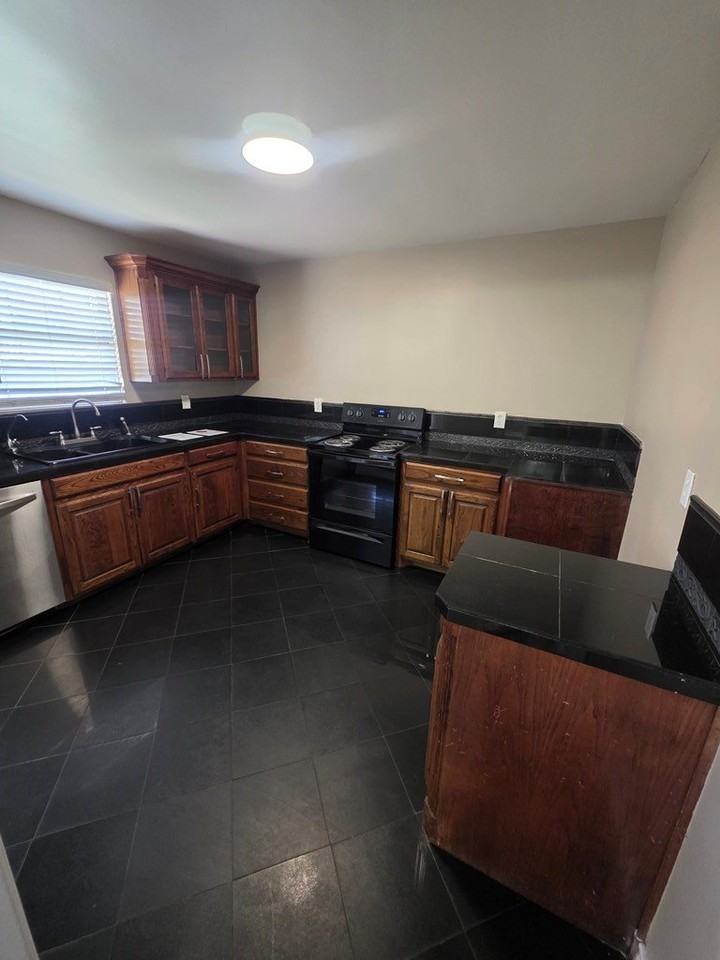 3218 Thomas Ave - Photo 7 of 25