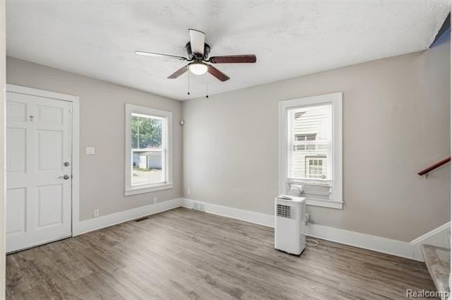 735 E Maxlow Ave - Photo 5 of 30