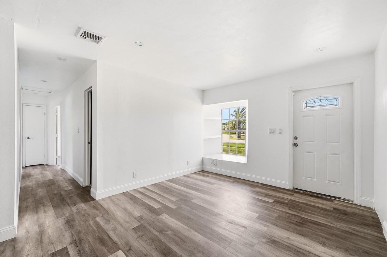 1060 Sw 5th Ter - Photo 3 of 37