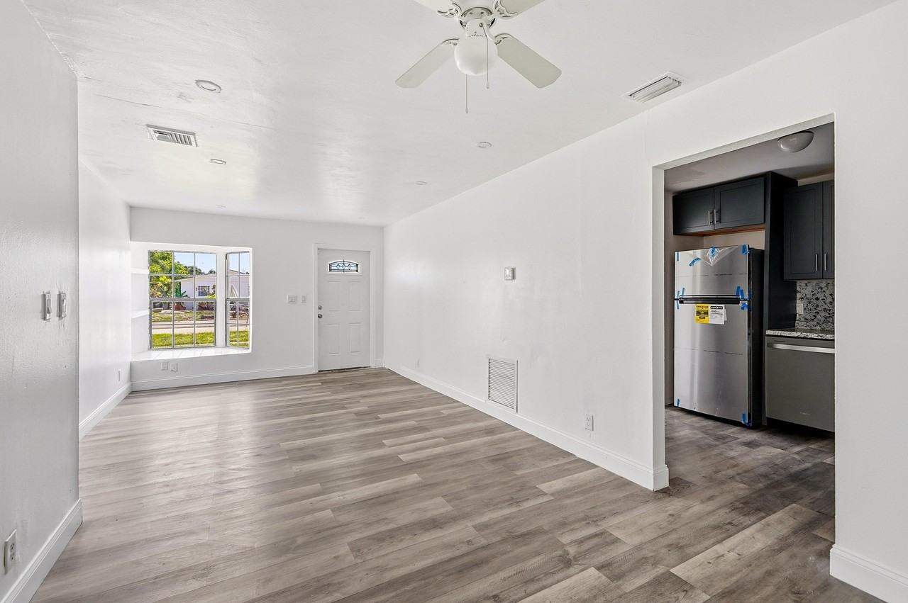 1060 Sw 5th Ter - Photo 4 of 37