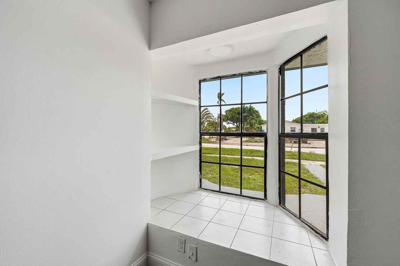 1060 Sw 5th Ter - Photo 5 of 37