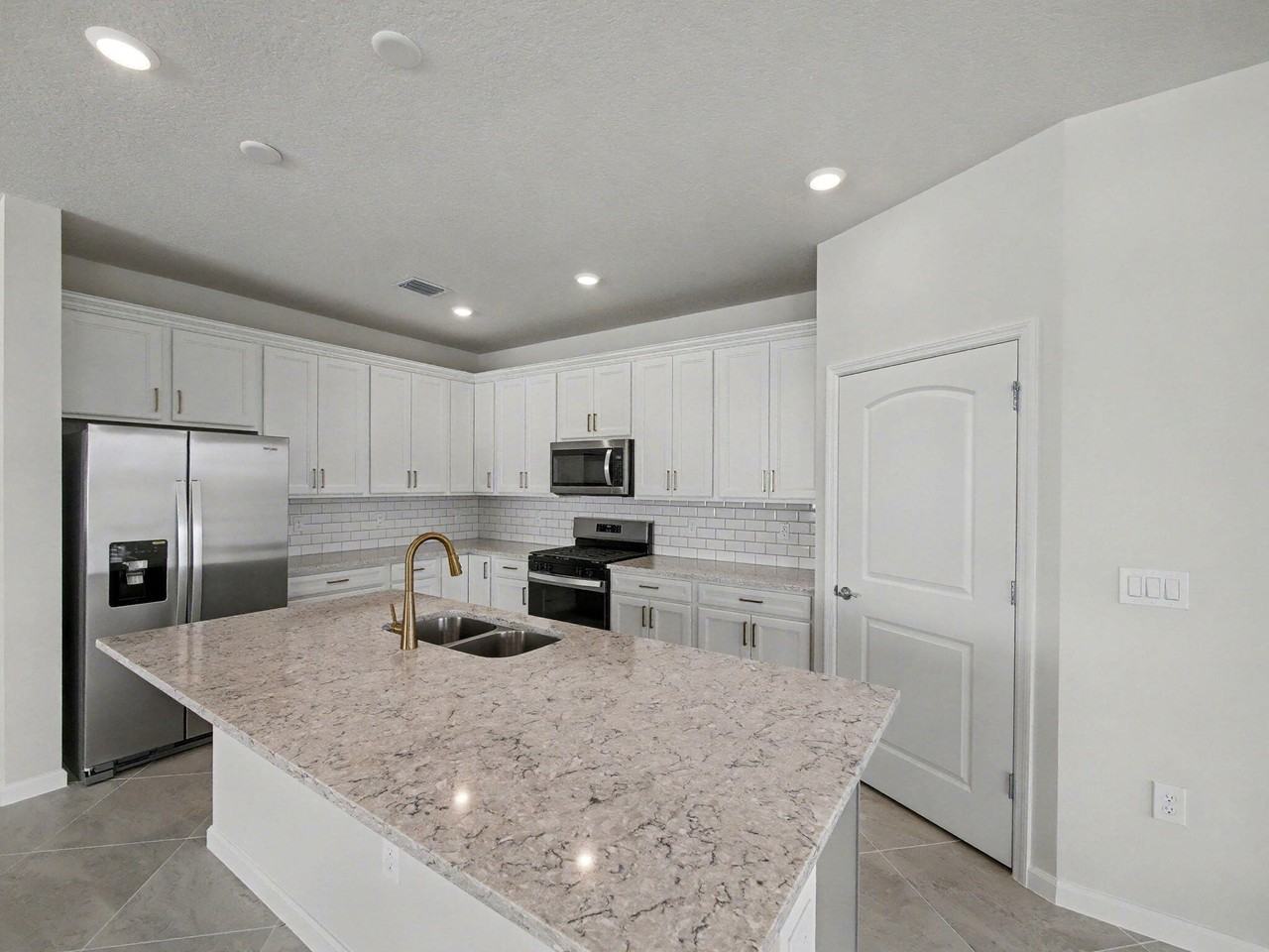 14172 Sw Incarnadine Ln - Photo 3 of 24