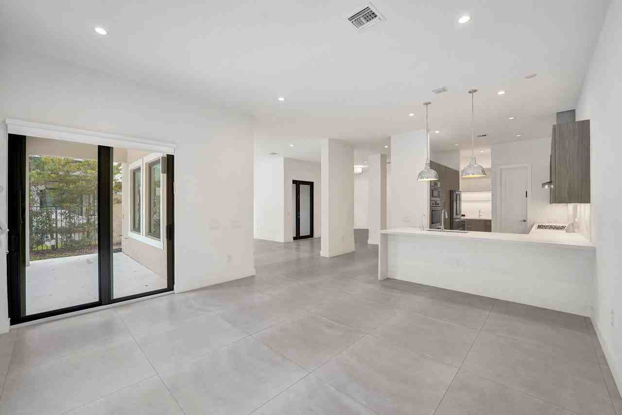 5939 Brookfield Cir W - Photo 4 of 33