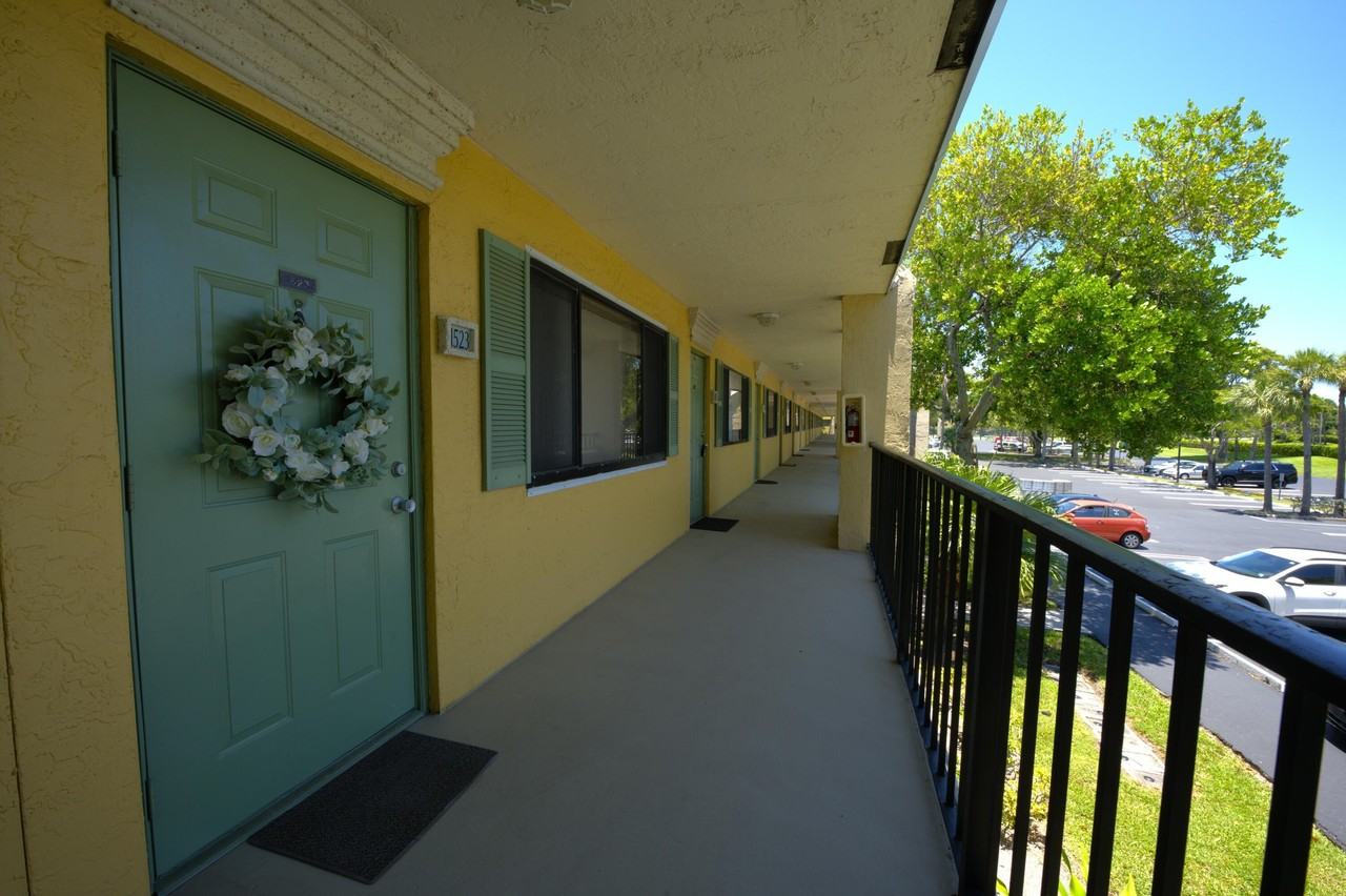 1523 Meadows Cir W - Photo 2 of 27